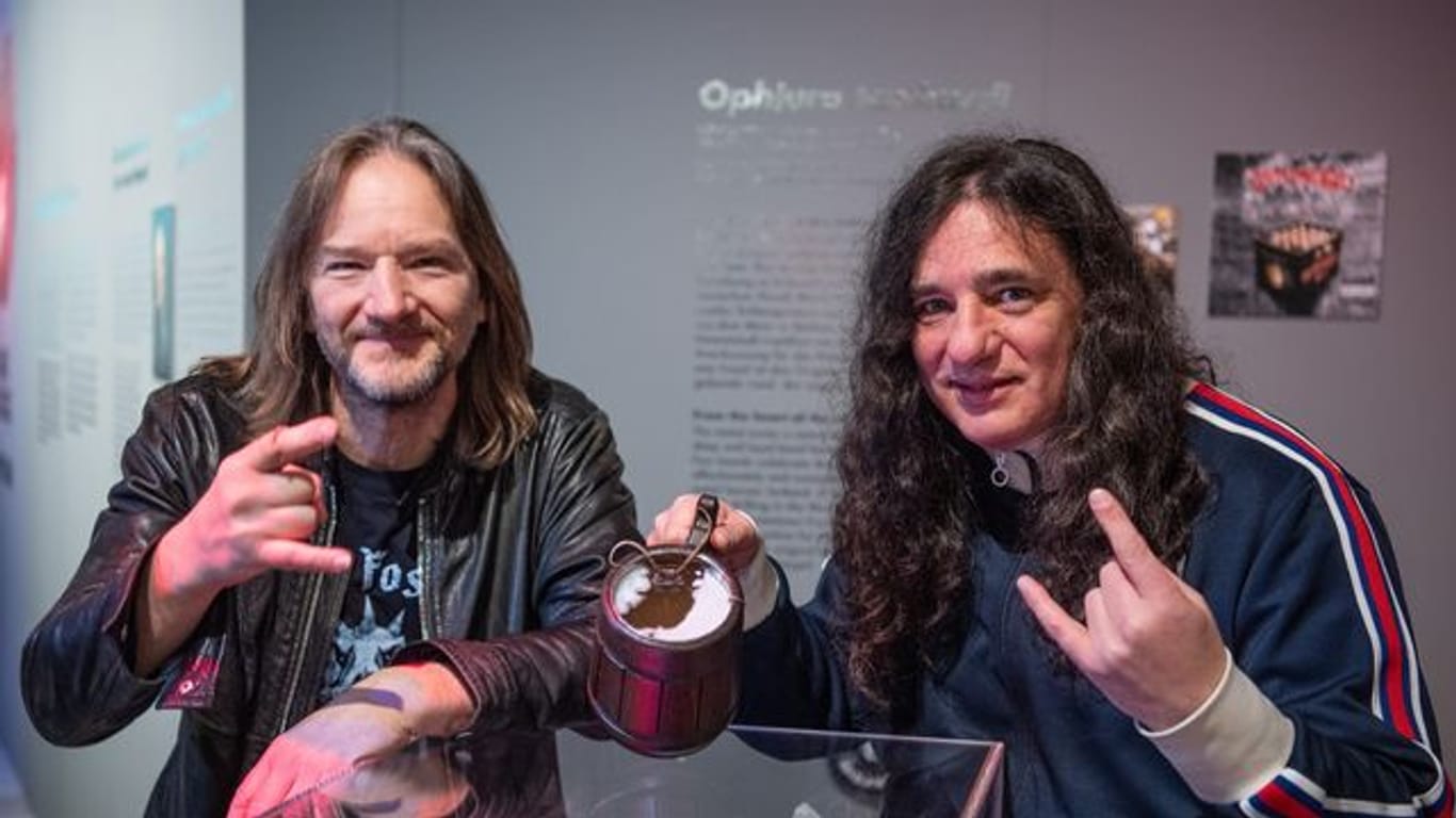 Esben Horn (10 Tons), Rock Fossils-Mitbegründer, und Sänger Andreas "Gerre" Geremia (Tankard, r) mit einem Modell des Schlangensterns "Ophiura tankardi".