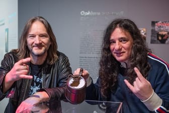 Esben Horn (10 Tons), Rock Fossils-Mitbegründer, und Sänger Andreas "Gerre" Geremia (Tankard, r) mit einem Modell des Schlangensterns "Ophiura tankardi".