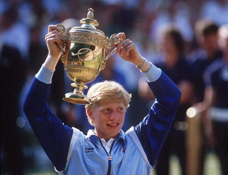 Wimbledon 1985: Boris Becker jubelt mit dem markanten goldenen Pokal, nachdem er mit erst 17 Jahren als erster Deutscher der Open-Ära den Sieg holen konnte. Bis heute ist er der jüngste Sieger, den Wimbledon je gesehen hat.