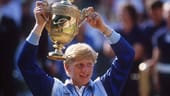 Wimbledon 1985: Boris Becker jubelt mit dem markanten goldenen Pokal, nachdem er mit erst 17 Jahren als erster Deutscher der Open-Ära den Sieg holen konnte. Bis heute ist er der jüngste Sieger, den Wimbledon je gesehen hat.