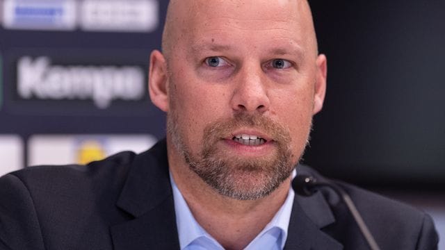 DHB-Vorstand Sport Axel Kromer sitzt während einer Pressekonferenz auf dem Podium.