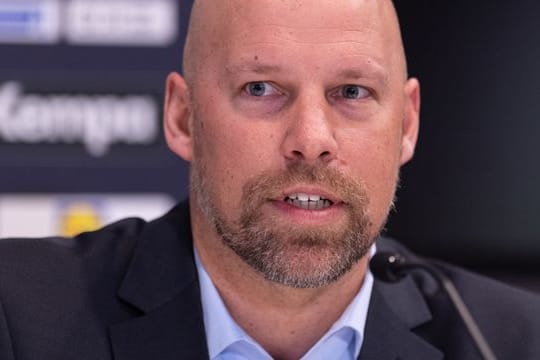 DHB-Vorstand Sport Axel Kromer sitzt während einer Pressekonferenz auf dem Podium.