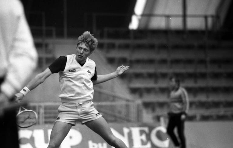 Boris Becker: Die heutige Tennis-Ikone im März 1985 beim Davis Cup für Deutschland. Nur wenige Monate später feierte der Sportler seinen bis heute größten Triumph. Doch es gab auch Abstürze im Laufe seiner Karriere.