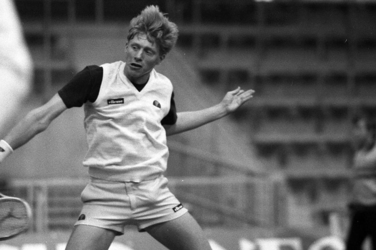 Boris Becker: Die heutige Tennis-Ikone im März 1985 beim Davis Cup für Deutschland. Nur wenige Monate später feierte der Sportler seinen bis heute größten Triumph. Doch es gab auch Abstürze im Laufe seiner Karriere.