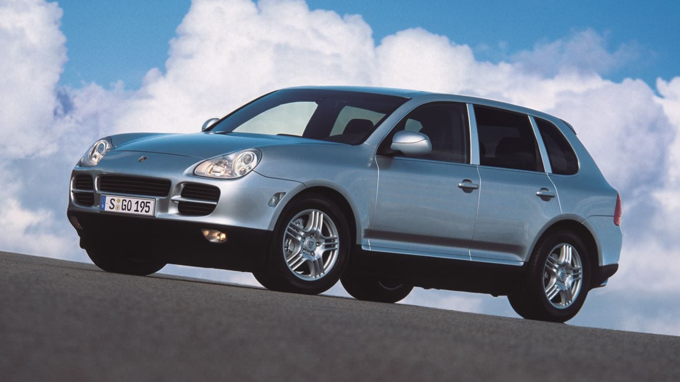 Porsche Cayenne: Das erste Modell (Foto) rettete den Hersteller vor rund 20 Jahren nicht nur vor der Beinahe-Pleite. Sondern es brachte die Absatzzahlen kräftig in Fahrt.