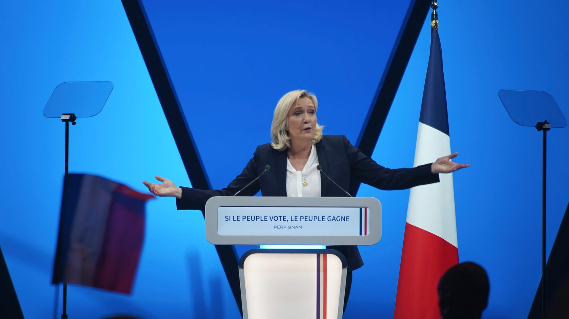 Marine Le Pen in Perpignan, Frankreich: "Wenn das Volk wählt, gewinnt das Volk", steht auf dem Redepult der rechtspopulistischen Politikerin.