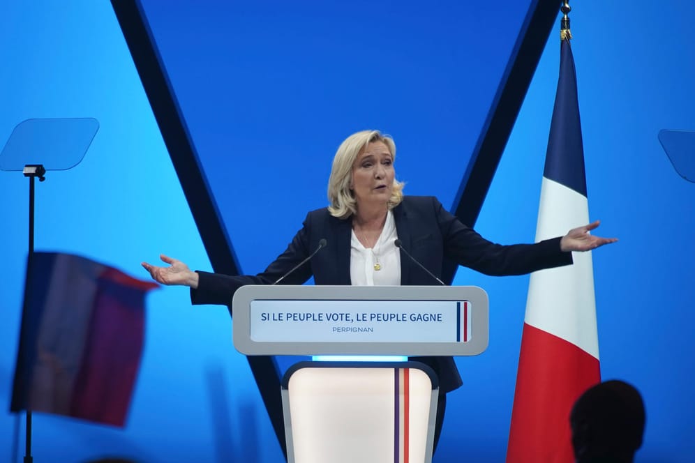 Marine Le Pen in Perpignan, Frankreich: "Wenn das Volk wählt, gewinnt das Volk", steht auf dem Redepult der rechtspopulistischen Politikerin.