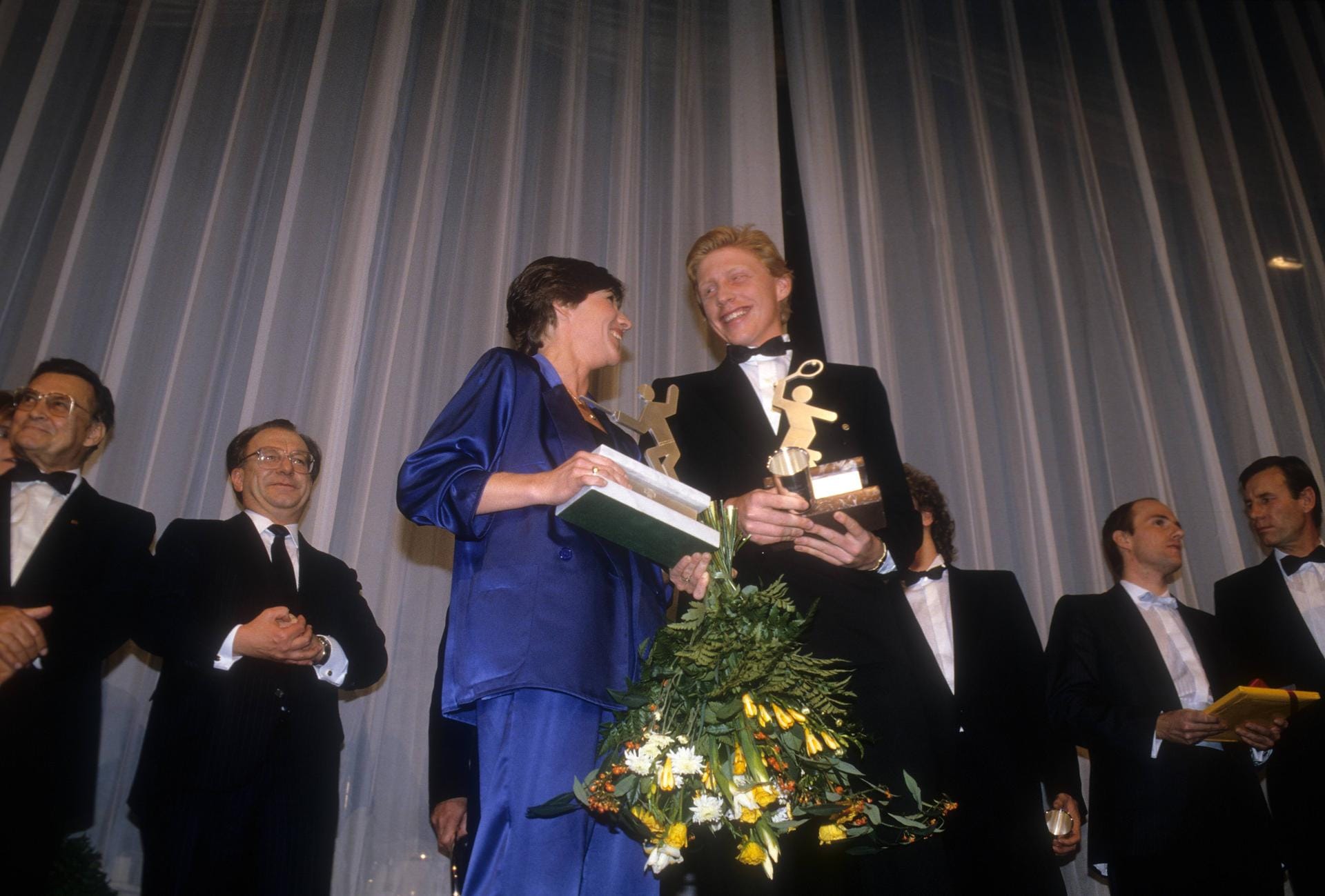 Wahl zum Sportler des Jahres: Boris Becker und Fechterin Cornelia Hanisch (l.) bekamen 1985 diese Auszeichnung. Nach seinem Wimbledon-Triumph wurde "Bobble" geehrt.