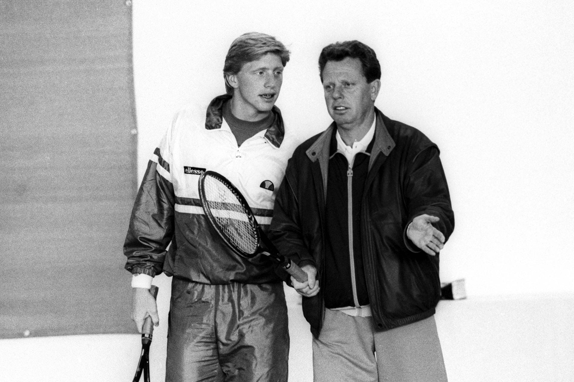 Boris Becker (l.) und Günther Bosch: Sein Trainer führte ihn 1985 zum Erfolg in Wimbledon, ein Jahr später gelang erneut der Titelgewinn. 1987 trennten sich die Wege der beiden. Als Grund für das Zerwürfnis nannte der Coach bei RTL, "dass auch die Liebe zu einem Mädchen aus Monte Carlo im Spiel war".