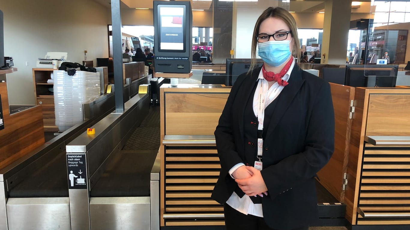Johanna P. macht eine Ausbildung zur Servicefachfrau im Luftverkehr: Am Freitagnachmittag hilft sie Fluggästen beim Check-in. Beschwerden gab es bei ihr keine.