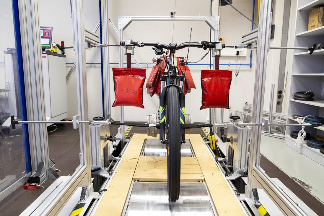Mit Gewichten beladen "fährt" dieses Fahrrad insgesamt sechs Stunden lang über zwei Rollen aus Stahl. Das soll eine Nutzung von fünf Jahren simulieren.