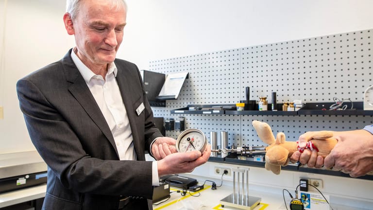 Tester in Aktion: Holger Brackemann von der Stiftung Warentest prüft in einem Labor, ob das Auge eines Stofftier-Elchs die Kraft von 90 Newton aushält oder ob es abreißt.