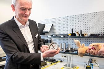 Tester in Aktion: Holger Brackemann von der Stiftung Warentest prüft in einem Labor, ob das Auge eines Stofftier-Elchs die Kraft von 90 Newton aushält oder ob es abreißt.