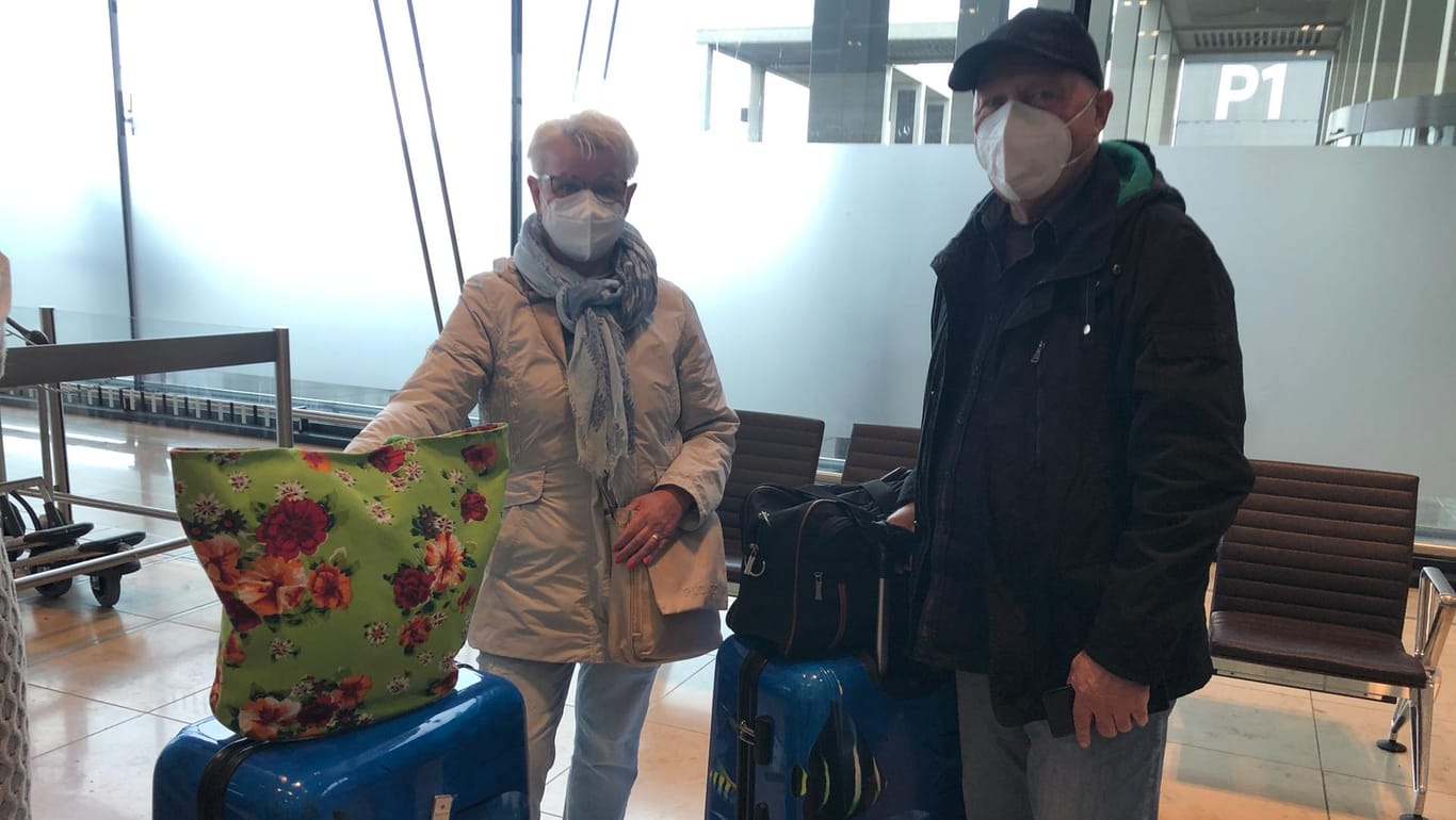Christine und Peter Müller: Sie freuen sich auf eine Kreuzfahrt. Passend dazu sind ihre maritimen Koffer.