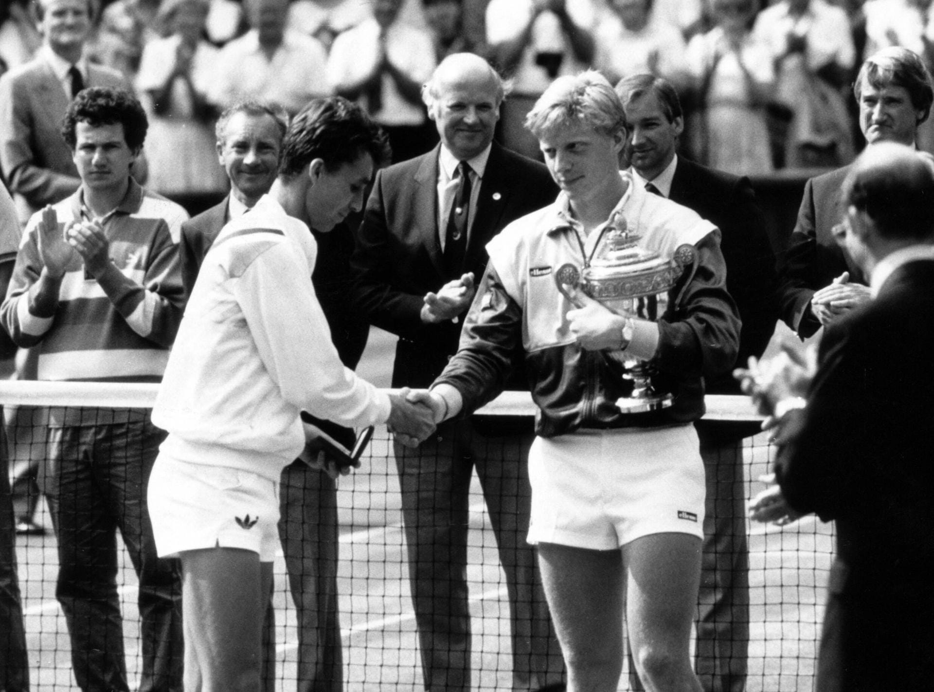 Wimbledon 1986: Ivan Lendl (l.) gratuliert Sieger Boris Becker. Der Deutsche machte das Unmögliche wahr und gewann ein Jahr nach seinem Triumph erneut auf dem heiligen Rasen.