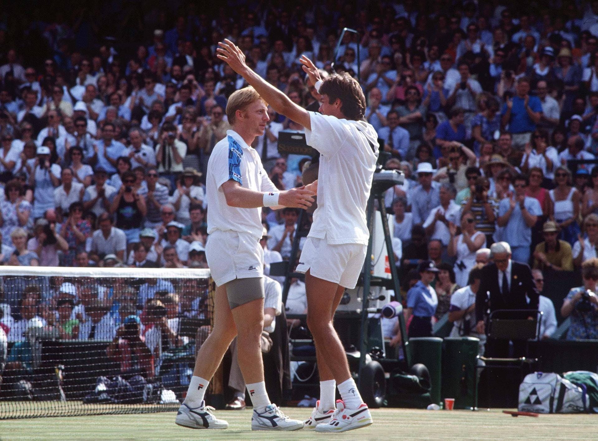 Drama pur im Wimbledon-Finale 1991: Mit Boris Becker und Michael Stich schafften es zwei Deutsche ins Finale. Doch dieses Mal gelang es Becker nicht, in seinem "Wohnzimmer" zu siegen. Der Titel ging an seinen Kontrahenten, der bis heute der letzte deutsche Wimbledon-Sieger ist.