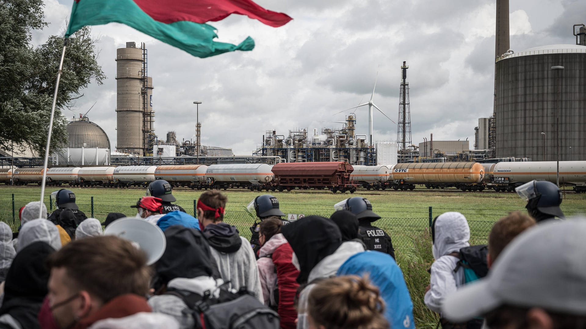 Proteste in Brunsbüttel gegen den Bau eines LNG-Terminals: Im ChemCoast Park soll eines der ersten Flüssiggas-Terminals in Deutschland entstehen.