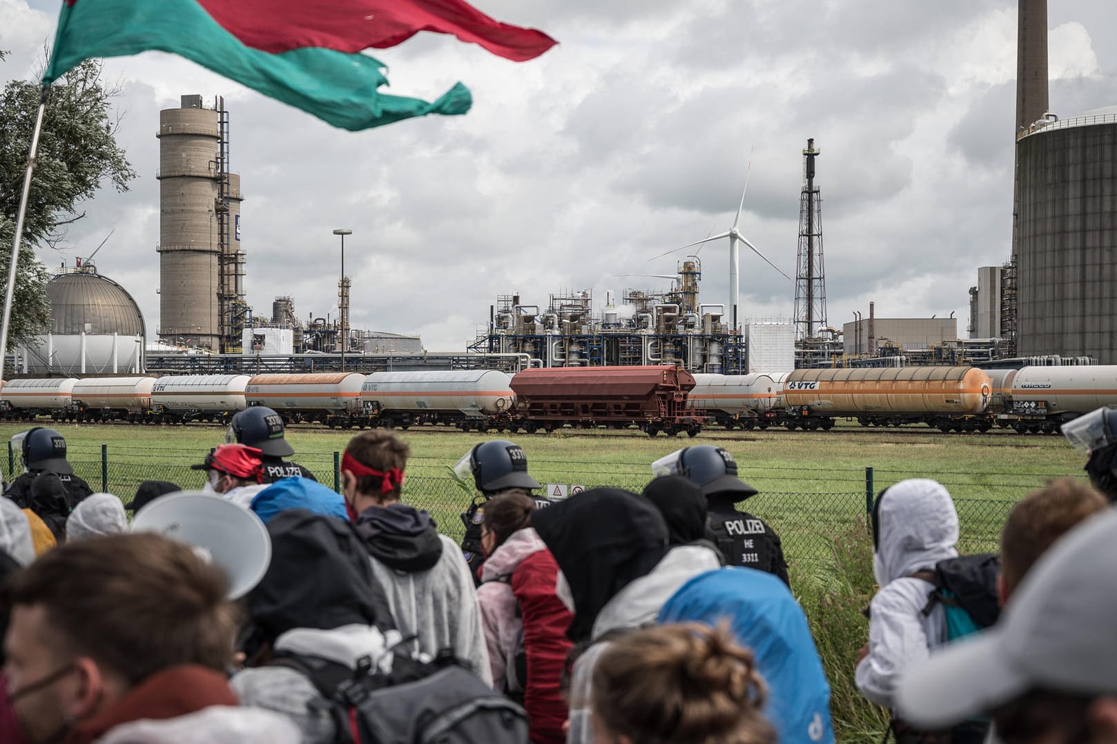 Proteste in Brunsbüttel gegen den Bau eines LNG-Terminals: Im ChemCoast Park soll eines der ersten Flüssiggas-Terminals in Deutschland entstehen.