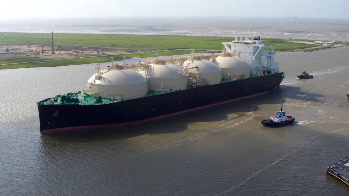 Ein großes Schiff mit Flüssiggas-Tanks wird durch einen Kanal gezogen: LNG nimmt weniger Volumen als Erdgas ein und kann deshalb besser transportiert werden.