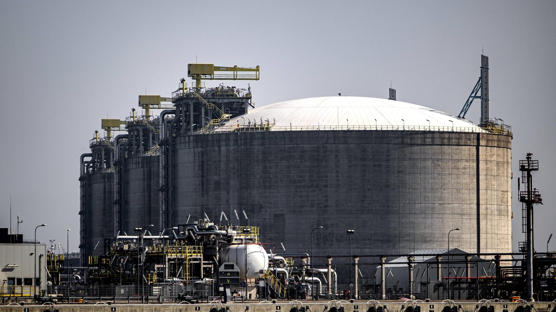 Ein Flüssiggas-Termin im Hafen von Rotterdam: In Deutschland gibt es bislang keine sogenannten LNG-Terminals.