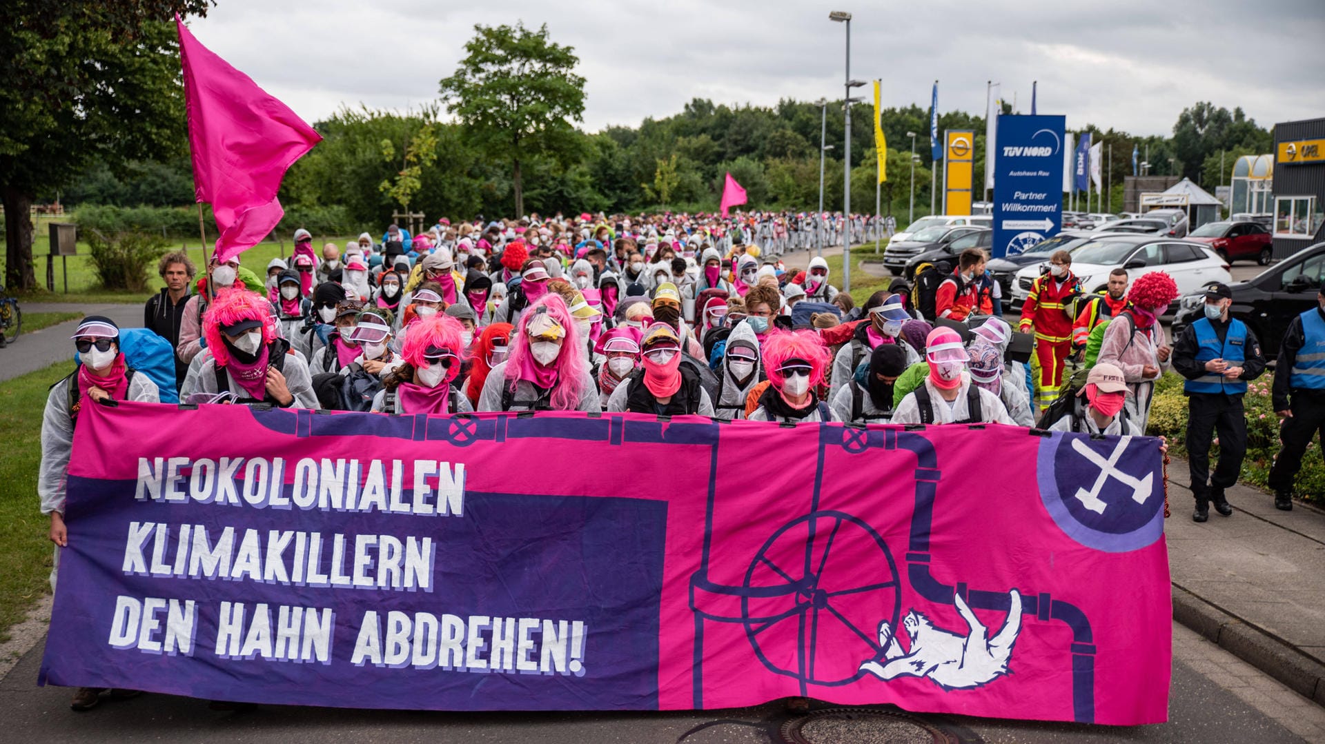 Klimaaktivisten protestieren bei Brunsbüttel: Hier soll ein LNG-Terminal gebaut werden.