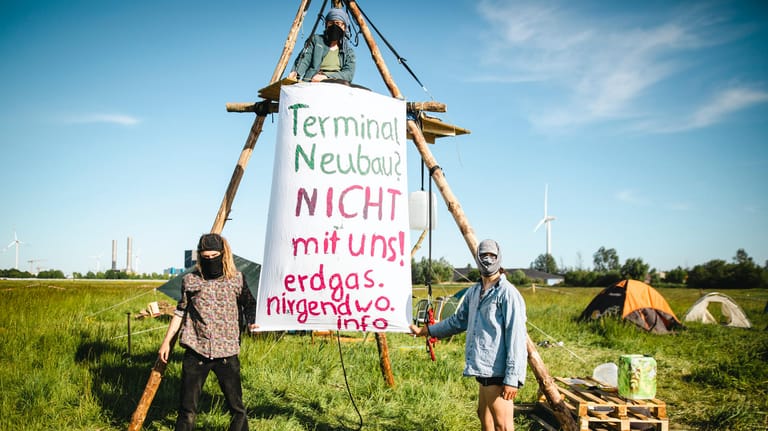 Aktivisten protestieren auf einem Feld bei Brunsbüttel: Symbolische Besetzung des geplanten Bau des LNG-Terminals.