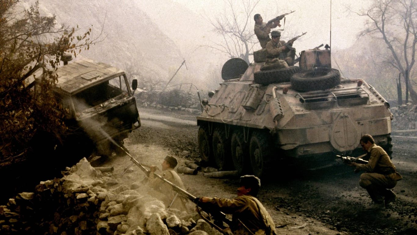 Sowjetische Soldaten in einem Gefecht 1985 auf dem Salang-Pass am Hindukusch.