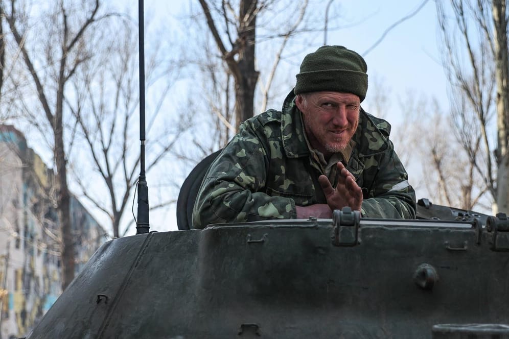 Ein Milizionär der sogenannten "Volksrepublik Donezk", deren Truppen aufseiten der Russen in Mariupol kämpfen.
