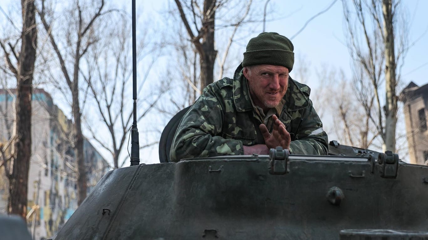 Ein Milizionär der sogenannten "Volksrepublik Donezk", deren Truppen aufseiten der Russen in Mariupol kämpfen.
