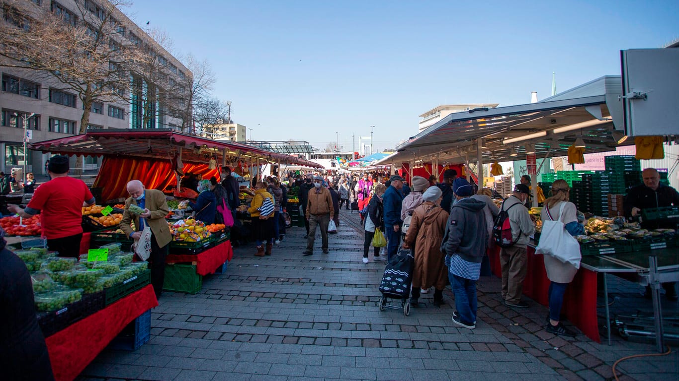 Der Mülheimer Wochenmarkt findet dienstags, donnerstags und samstags zwischen 7 und 14 Uhr auf dem Wiener Platz statt.