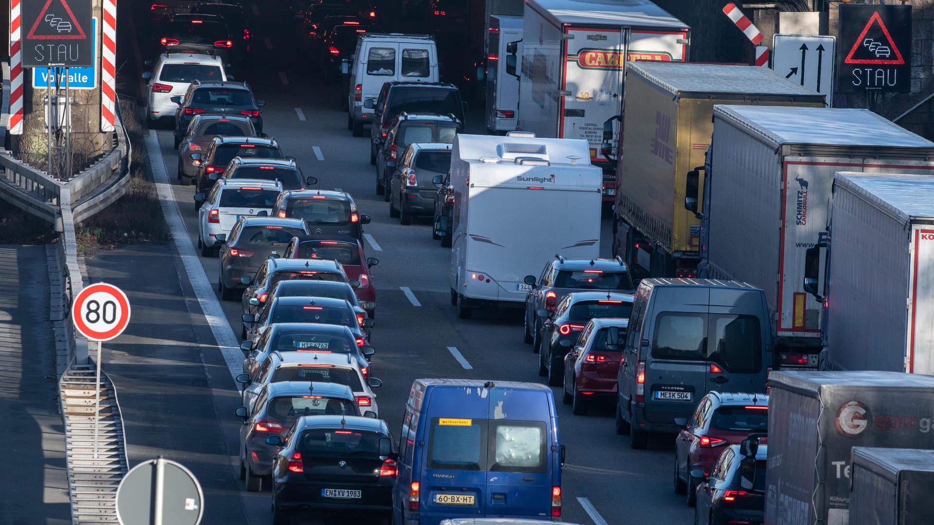 Stau auf einer Autobahn (Symbolbild): Am Wochenende wird zum Ferienstart nicht nur auf fränkischen Straßen ein erhöhtes Verkehrsaufkommen erwartet. Stau auf einer Autobahn (Symbolbild): Am Wochenende wird zum Ferienstart nicht nur auf fränkischen Straßen ein erhöhtes Verkehrsaufkommen erwartet.