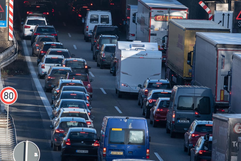 Stau auf einer Autobahn (Symbolbild): Am Wochenende wird zum Ferienstart nicht nur auf fränkischen Straßen ein erhöhtes Verkehrsaufkommen erwartet.