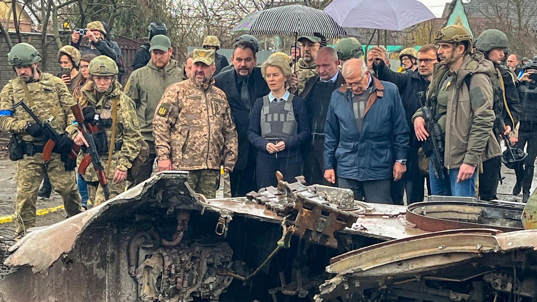 Ursula von der Leyen (M.) bei ihrem Besuch in Butscha bei Kiew: Die EU-Kommissionspräsidentin war am Freitag in die Ukraine gereist.