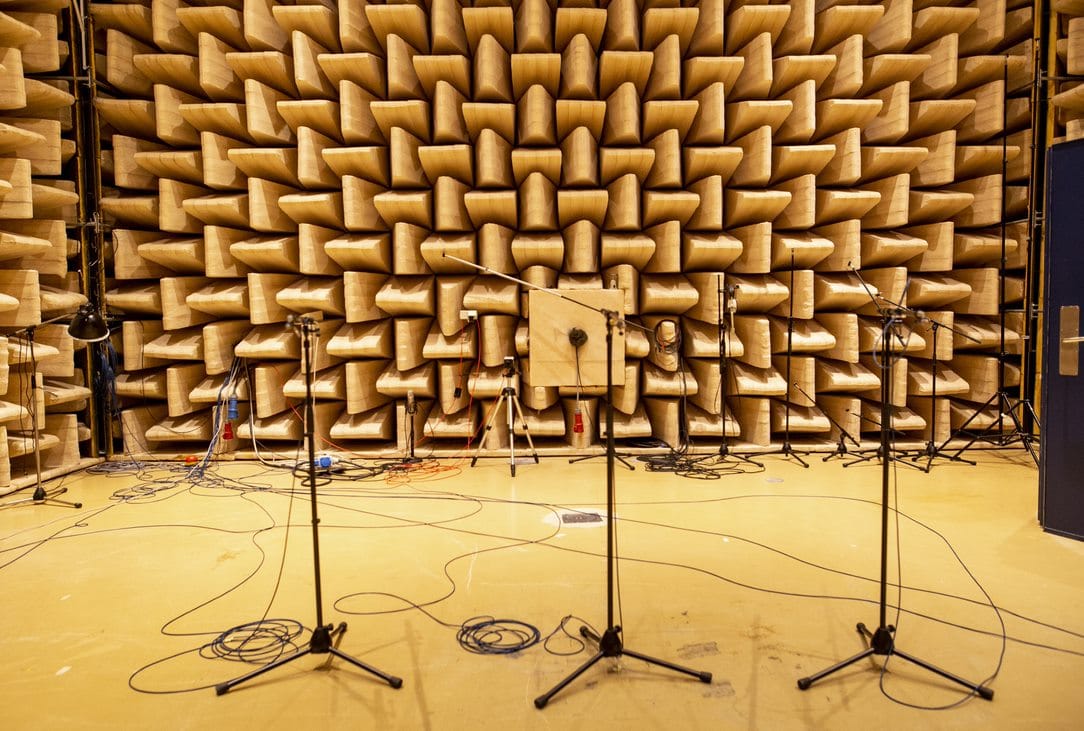 Das Akustiklabor sieht aus wie ein Tonstudio. Hier wird die Lautstärke von elektrischen Geräten gemessen.