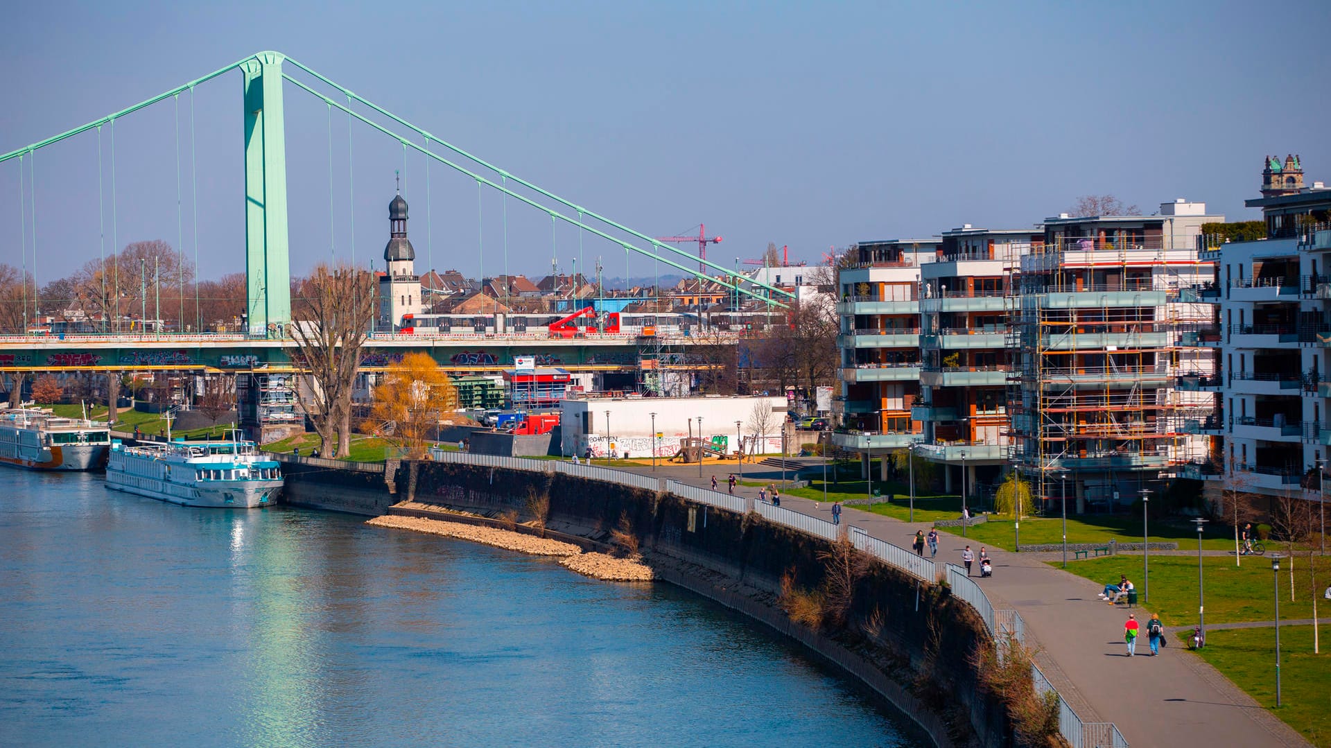 Blick auf die Mülheimer Promenade und Brücke: "Inzwischen möchte jeder am Strom wohnen", sagt Stephan Brandt über sein Veedel.