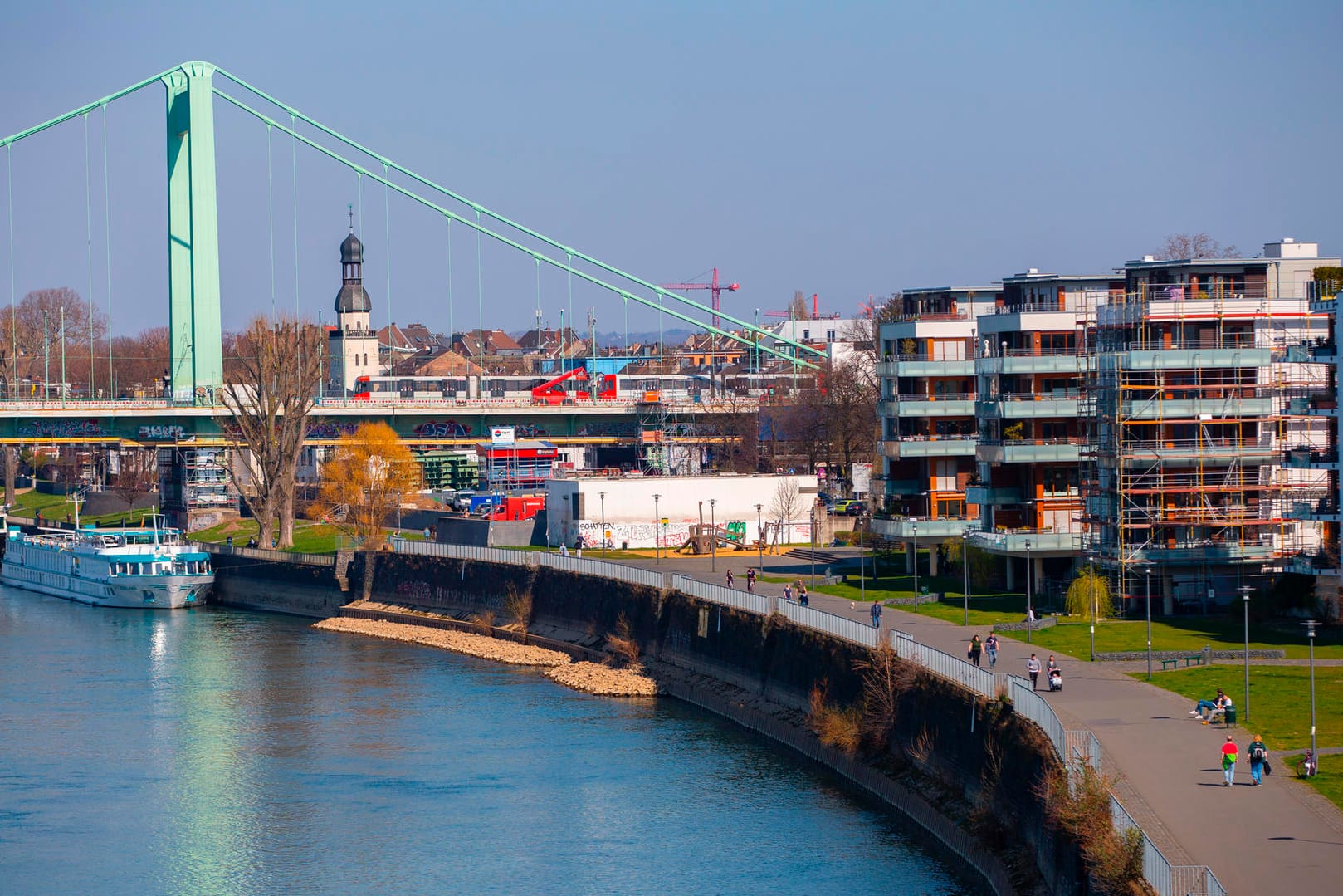 Blick auf die Mülheimer Promenade und Brücke: "Inzwischen möchte jeder am Strom wohnen", sagt Stephan Brandt über sein Veedel.