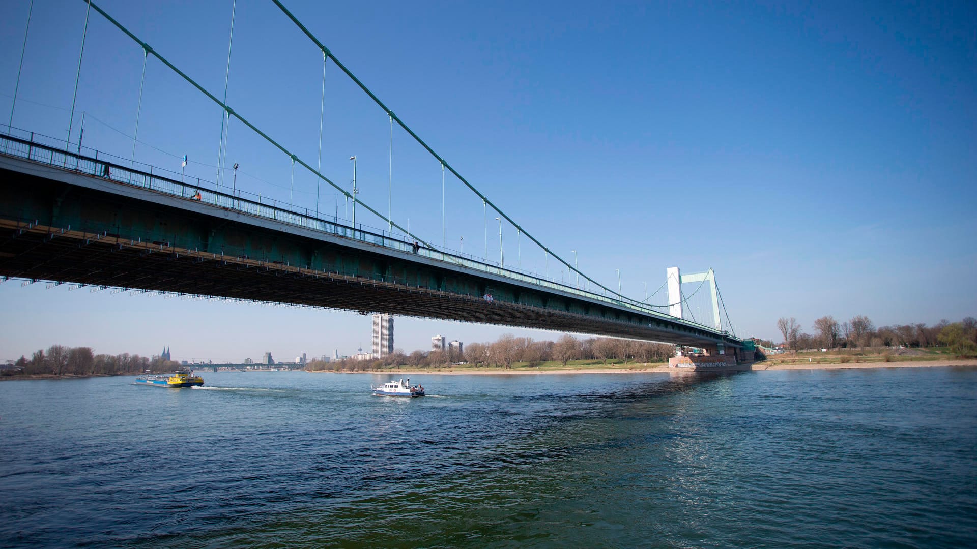 Die Mülheimer Brücke verbindet das Veedel mit dem linksrheinischen Köln – und mündet direkt auf den Wiener Platz.