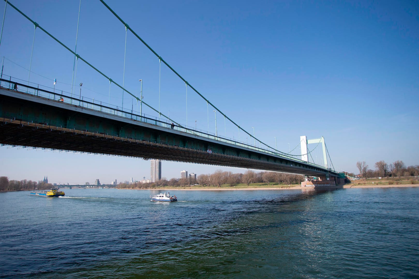 Die Mülheimer Brücke verbindet das Veedel mit dem linksrheinischen Köln – und mündet direkt auf den Wiener Platz.