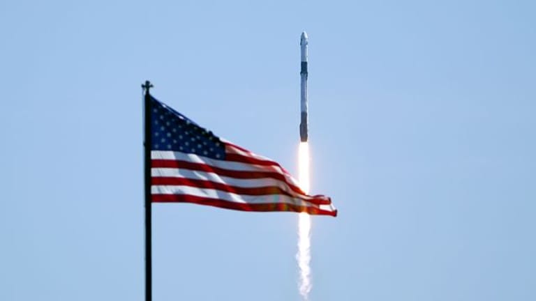 Eine SpaceX Falcon 9-Rakete mit einer "Crew Dragon"-Raumkapsel an Bord hebt vom Weltraumbahnhof Cape Canaveral ab.