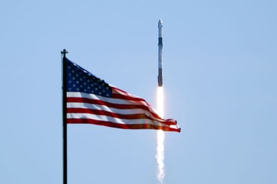 Eine SpaceX Falcon 9-Rakete mit einer "Crew Dragon"-Raumkapsel an Bord hebt vom Weltraumbahnhof Cape Canaveral ab.