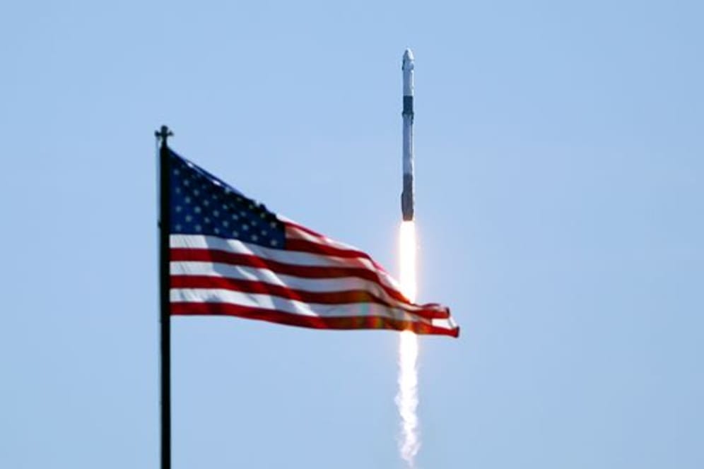 Eine SpaceX Falcon 9-Rakete mit einer "Crew Dragon"-Raumkapsel an Bord hebt vom Weltraumbahnhof Cape Canaveral ab.