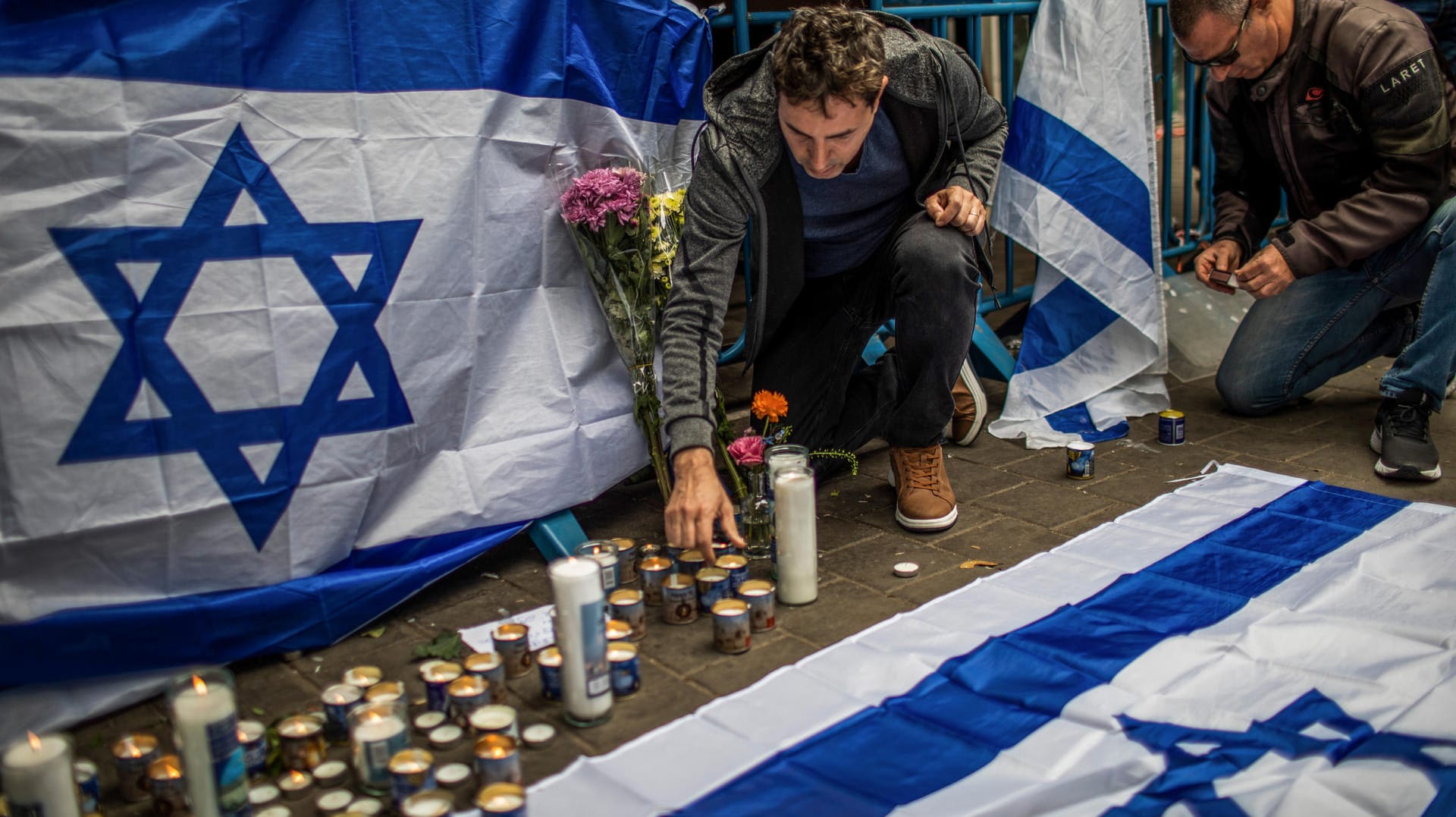 Gedenken in Tel Aviv, Israel: Nach einem Anschlag in der Nacht zum Freitag bleibt die Metropole in Alarmbereitschaft.