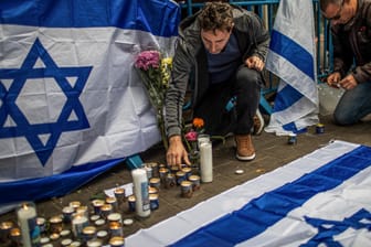 Gedenken in Tel Aviv, Israel: Nach einem Anschlag in der Nacht zum Freitag bleibt die Metropole in Alarmbereitschaft.