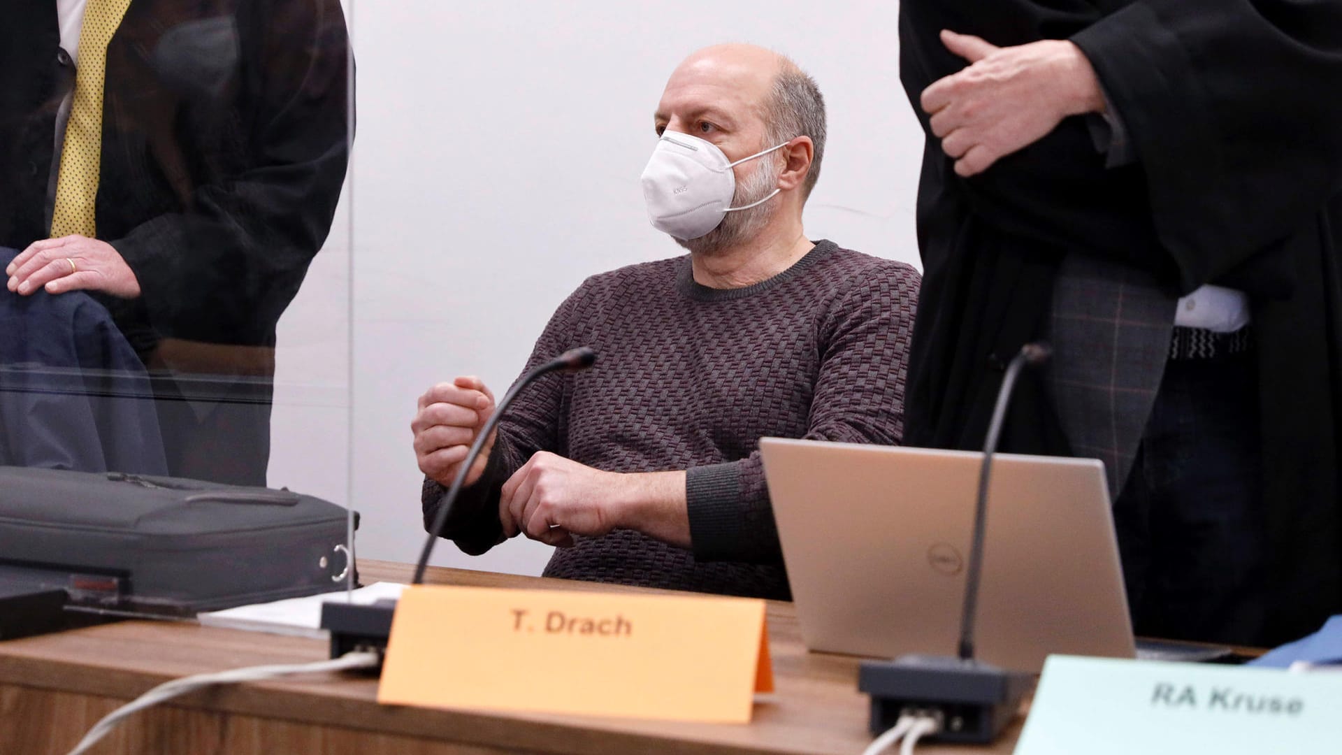 Thomas Drach mit seinen Anwälten im Gerichtssaal (Archivbild): Er soll mehrere Geldtransporter überfallen haben. Thomas Drach mit seinen Anwälten im Gerichtssaal (Archivbild): Er soll mehrere Geldtransporter überfallen haben.