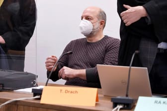 Thomas Drach mit seinen Anwälten im Gerichtssaal (Archivbild): Er soll mehrere Geldtransporter überfallen haben.