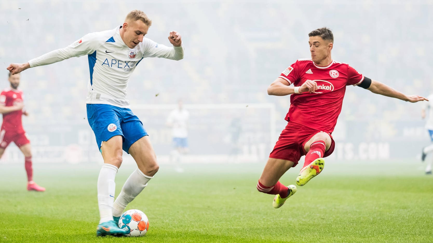 Intensive Partie: Timo Becker (l.) und Hansa Rostock verloren in Düsseldorf deutlich.