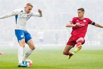 Intensive Partie: Timo Becker (l.) und Hansa Rostock verloren in Düsseldorf deutlich.