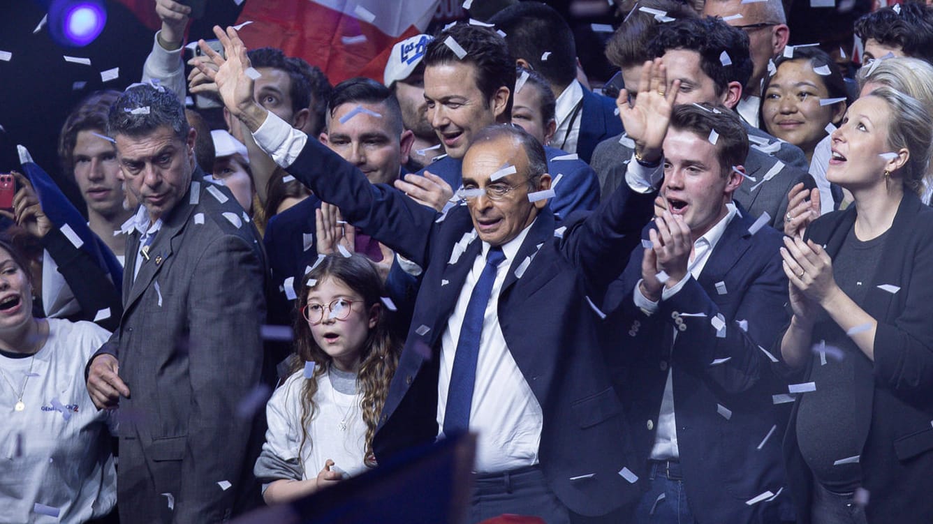 Éric Zemmour (Mitte) und Mitstreiter im Palais des Sports: Eine Stimmung, wie bei einem Fußballspiel.