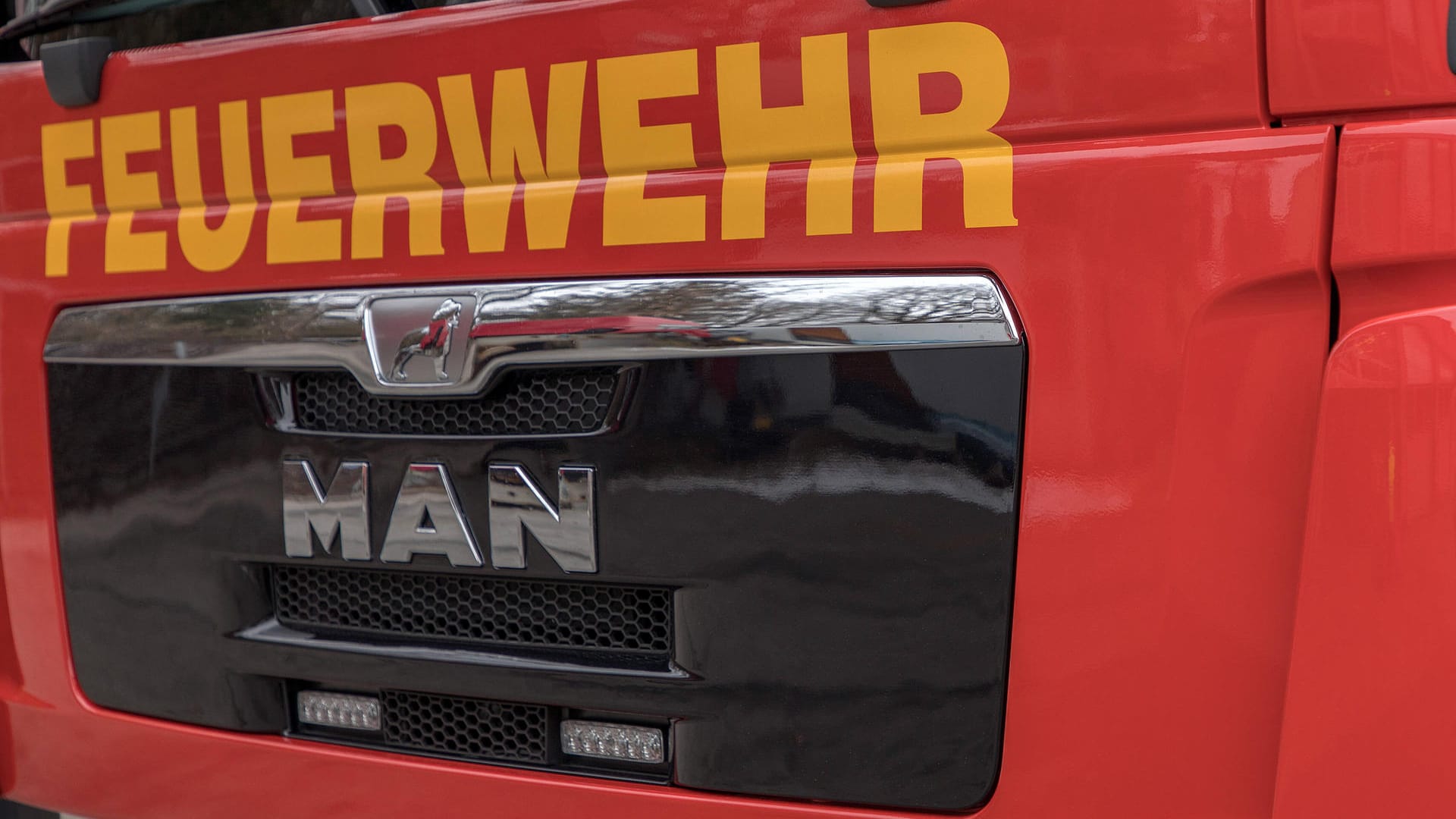 Feuerwehrschriftzug an einem Löschfahrzeug (Symbolbild): Die Ente ließ sich erst nach einiger Zeit von den Einsatzkräften fangen. Feuerwehrschriftzug an einem Löschfahrzeug (Symbolbild): Die Ente ließ sich erst nach einiger Zeit von den Einsatzkräften fangen.