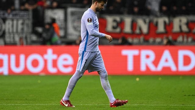 Barcelonas Gerard Pique geht bei seiner frühen Auswechslung in Frankfurt vom Platz.